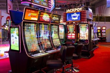 Croupier announcing winning number on French Roulette table